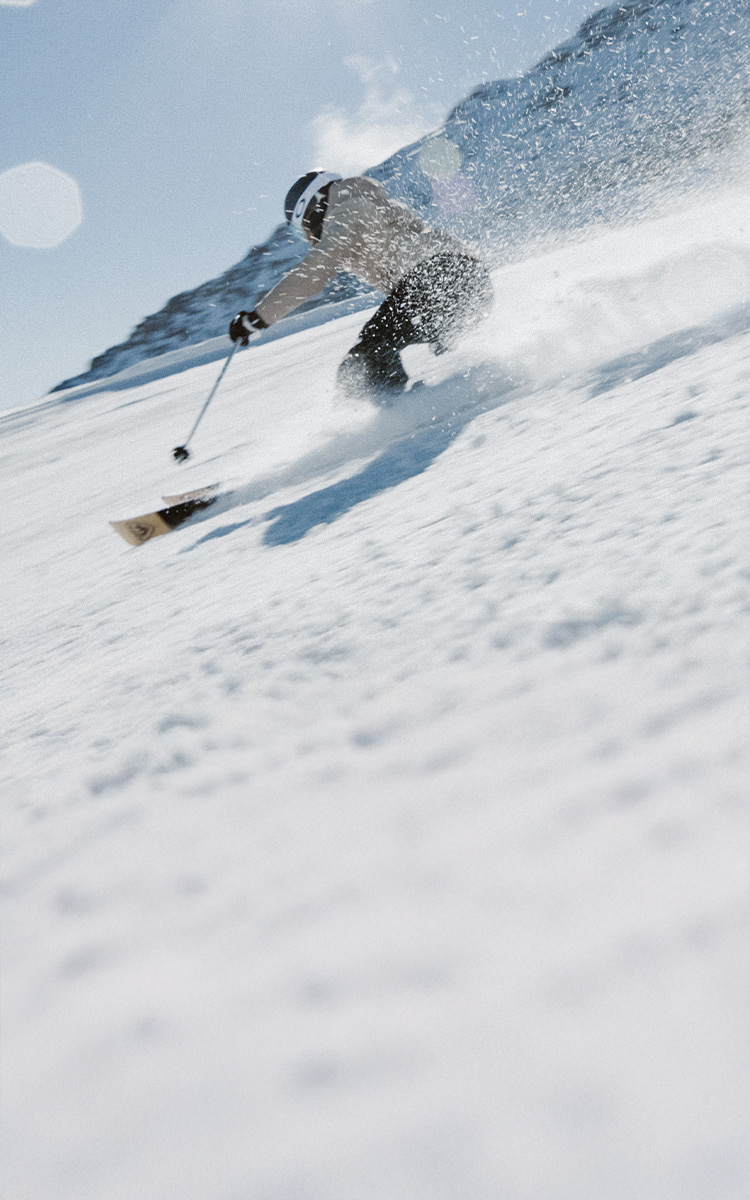 Persona che scia in montagna