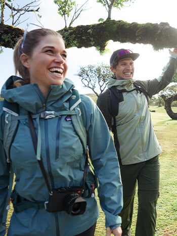 Due persone che fanno trekking