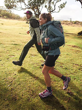 Due persone che fanno trekking