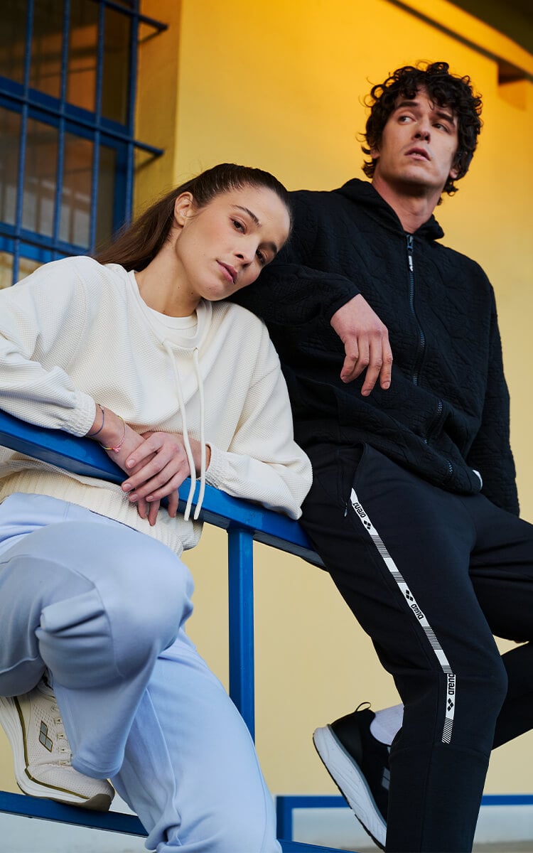Ragazza e ragazzo vestiti Arena Lifestyle